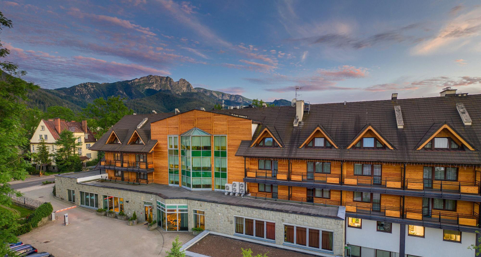 Exterior & Views