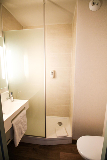 Bathroom 4, B&B Hotel Montelimar Sud, Drôme
