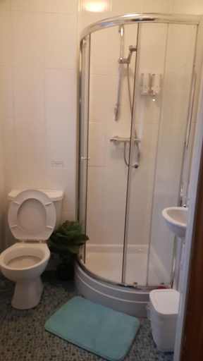 Bathroom 3, Maindee Guest House, Cumbria