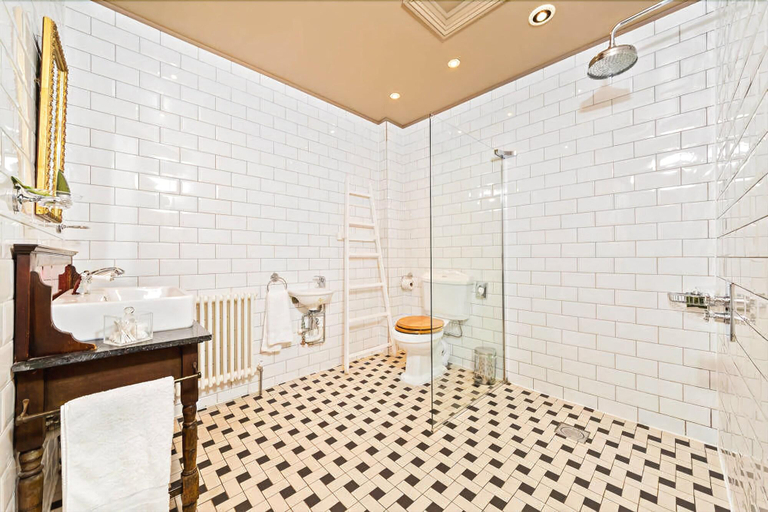 Bathroom 4, D'Parys, Bedfordshire