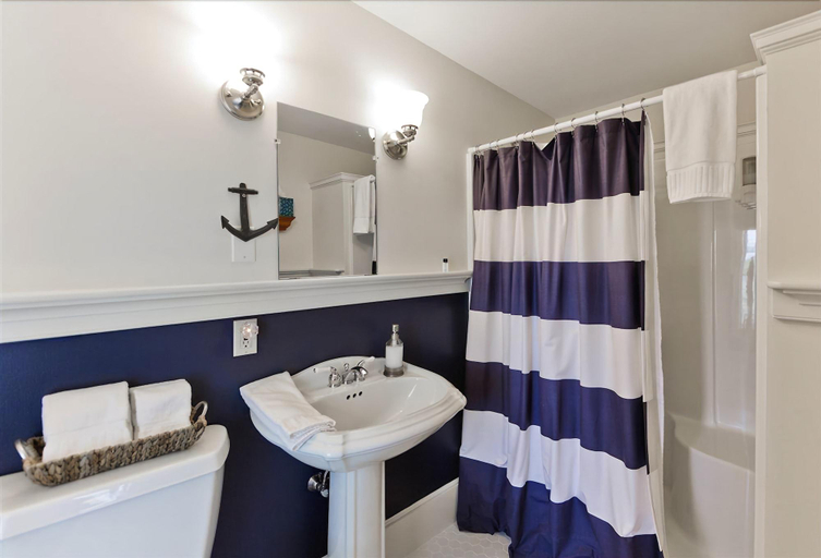 Bathroom 5, The Lindsey Hotel, Knox
