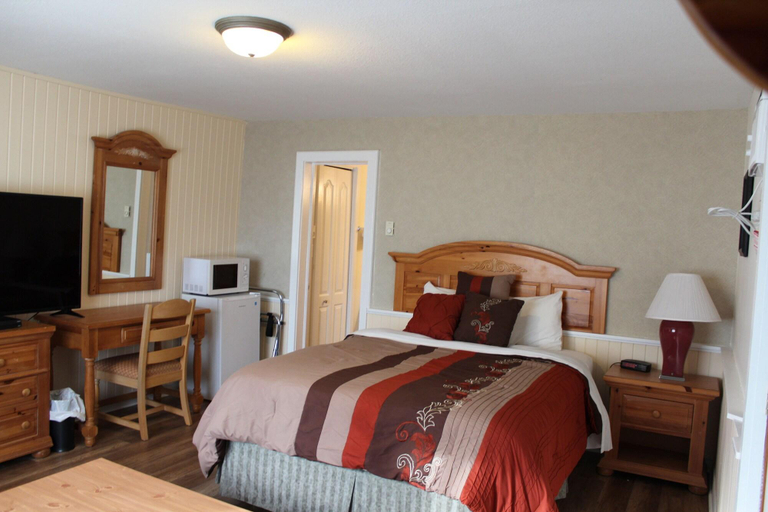 Bedroom 3, Crestwood Inn, Muskoka