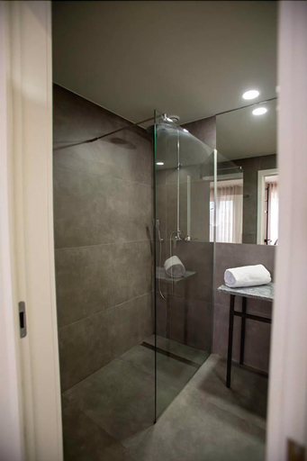 Bathroom 5, The Gate, Porto