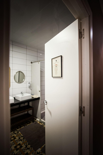 Bathroom 5, Pars Tailor's Hostel, Barcelona