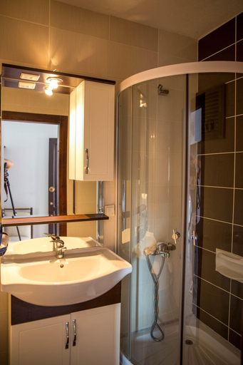 Bathroom 5, Hanzara Hotel, Ula
