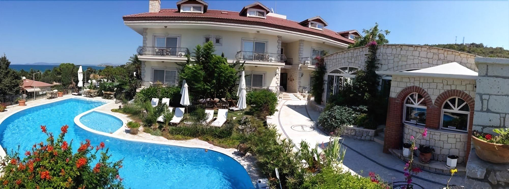 Exterior & Views