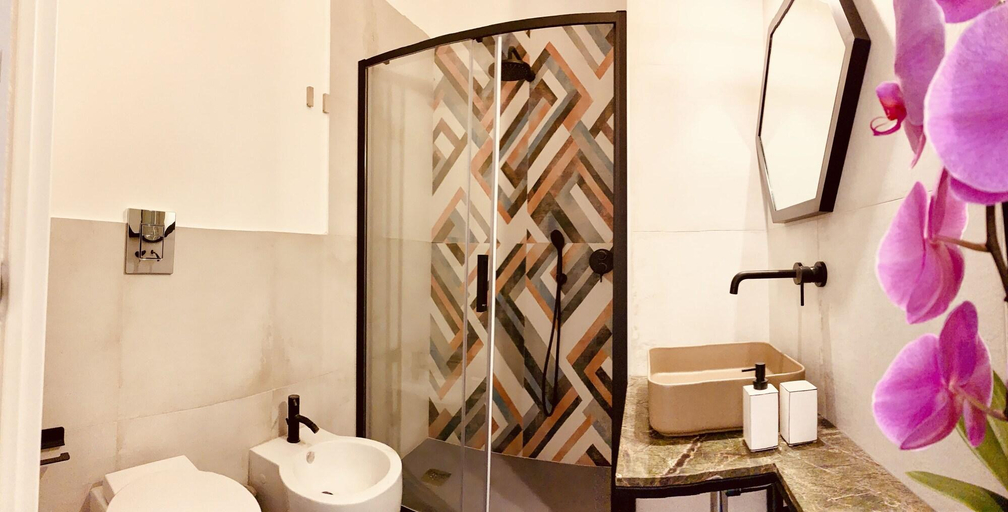 Bathroom 5, Nacu 90, Napoli