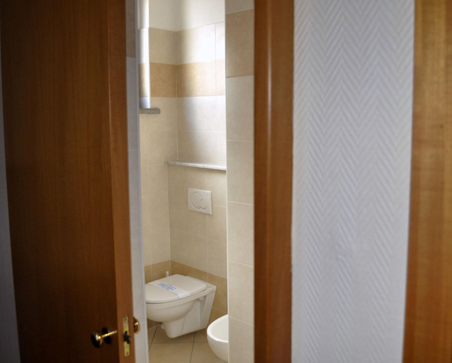 Bathroom 5, Hotel Est, Livorno
