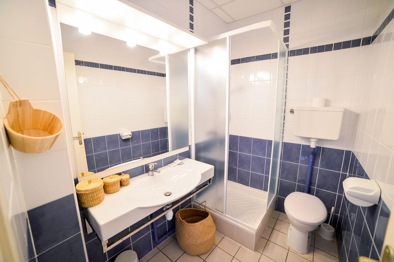 Bathroom 4, Single Fin Hotel & Lodge, Landes