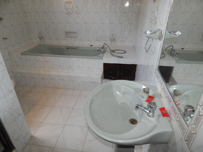 Bathroom 5, Leinmach House, Nyali
