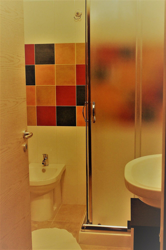 Bathroom 5, Salenthouse, Lecce