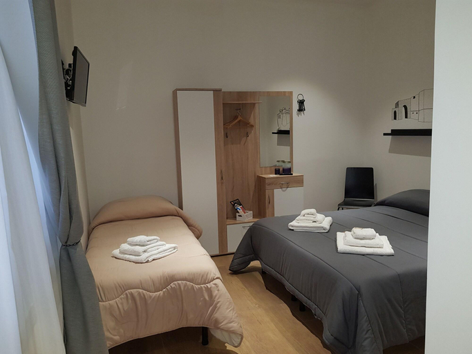 Bedroom 5, Handy, Brindisi