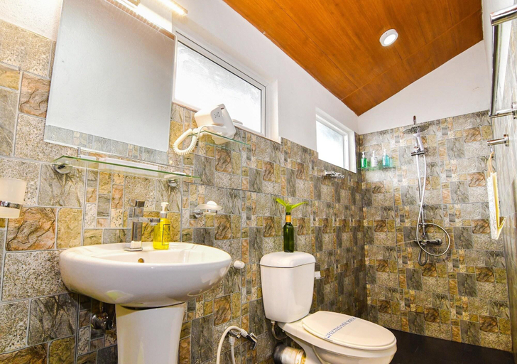 Bathroom 4, Thotupola Residence, Harispattuwa