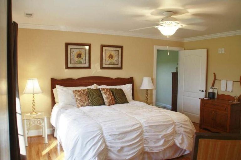 Bedroom 2, A Mighty Oak B&B, Surry