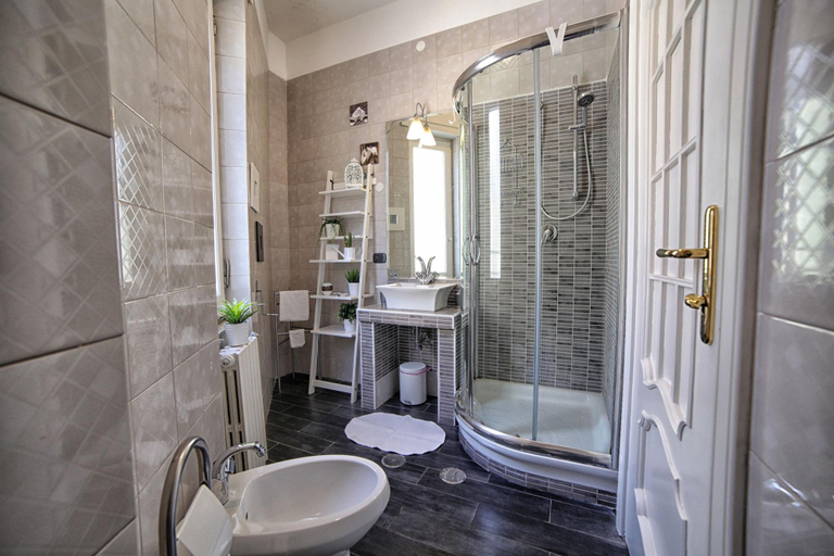Bathroom 5, City Central, Salerno