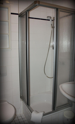 Bathroom 4, Hotel Alina, Wiesbaden