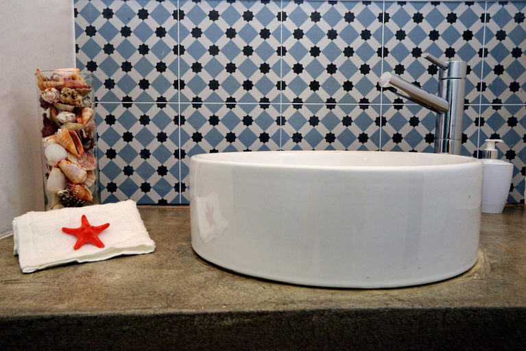 Bathroom 5, Son of a Beach Hostel, Albufeira