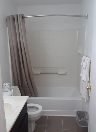Bathroom, Host Inn And Suites, Saint Louis