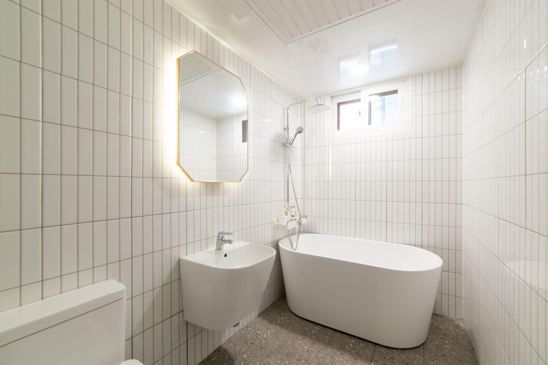 Bathroom 5, Jeongseong Hotel, Nam
