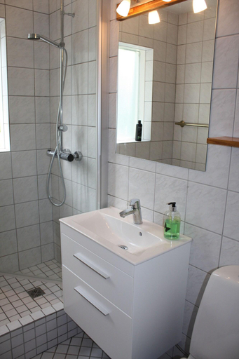 Bathroom 5, Brekkugata 33 Guesthouse, Akureyri