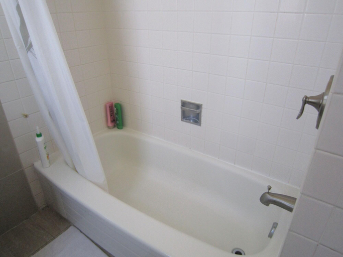 Bathroom 4, Spadina 11 Guesthouse, Toronto