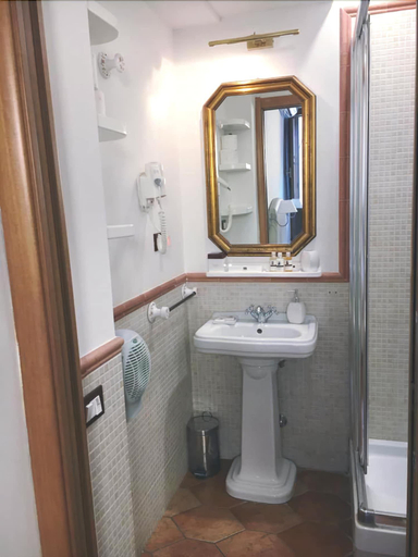 Bathroom 5, Pettinary Village, Rome