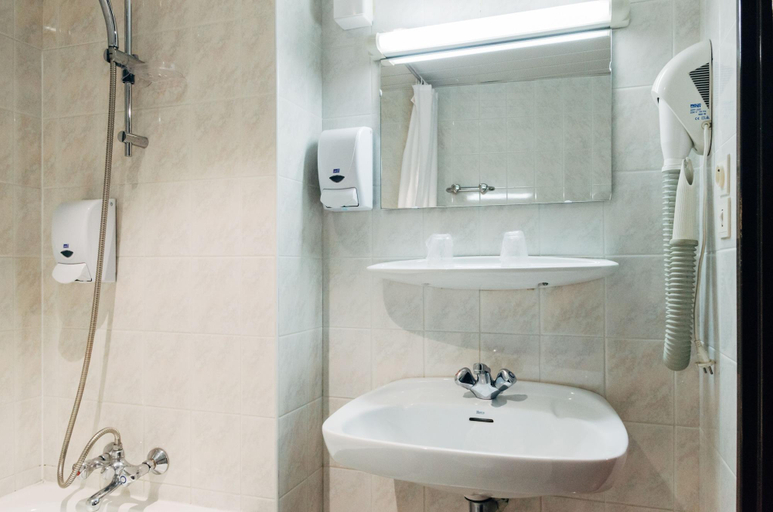 Bathroom 4, Hôtel Hélianthe, Hautes-Pyrénées