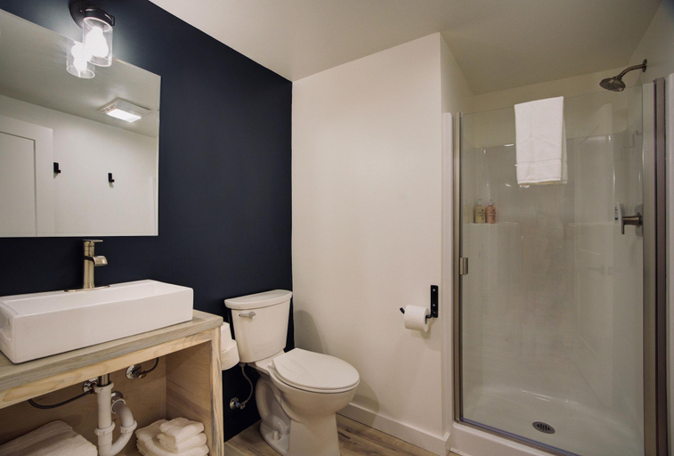 Bathroom 4, Outdoors Inn, Bonner