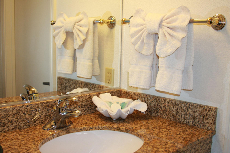 Bathroom 3, Emerald Dolphin Inn & Mini Golf, Mendocino