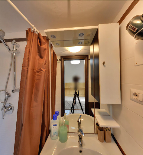 Bathroom 4, Alborada, Salerno