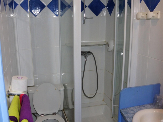 Bathroom 4, Le Richelieu, Pyrénées-Orientales