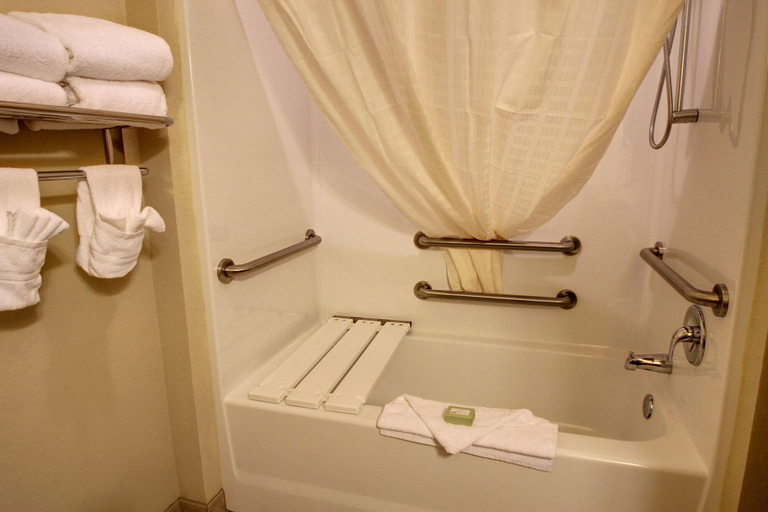 Bathroom 5, Cobblestone Hotel & Suites – Broken Bow, Custer