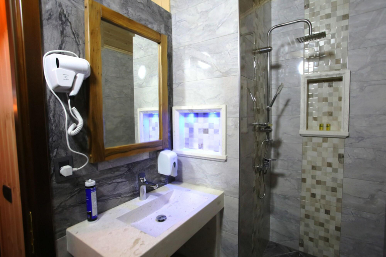 Bathroom 4, Heraklis Hotel, Beratit