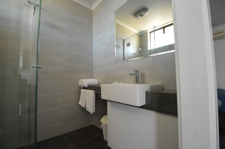 Bathroom 3, Paruna Motel, Swan Hill - Central