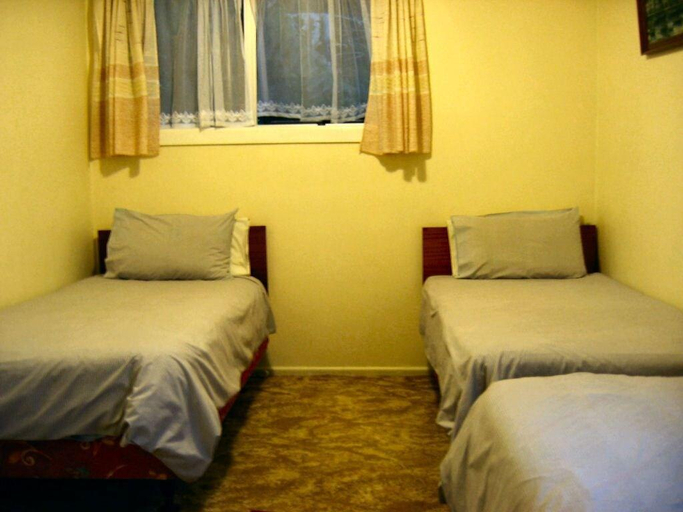 Bedroom 2, Glowworm Motel, Waitomo