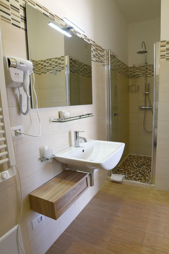 Bathroom 5, B&B Il Fiorone, Brindisi