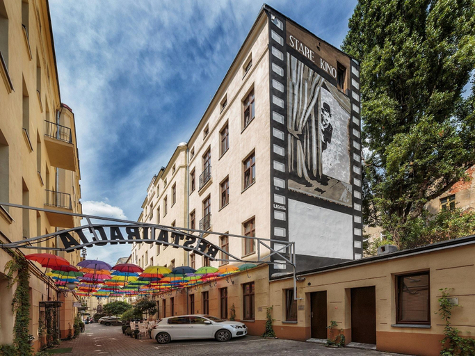 Exterior & Views