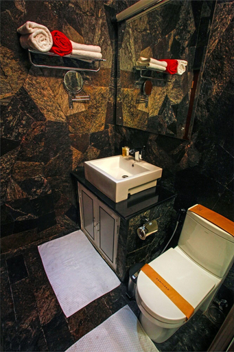 Bathroom 4, Hotel Travellers Nest, K.F.G. & G. Korale