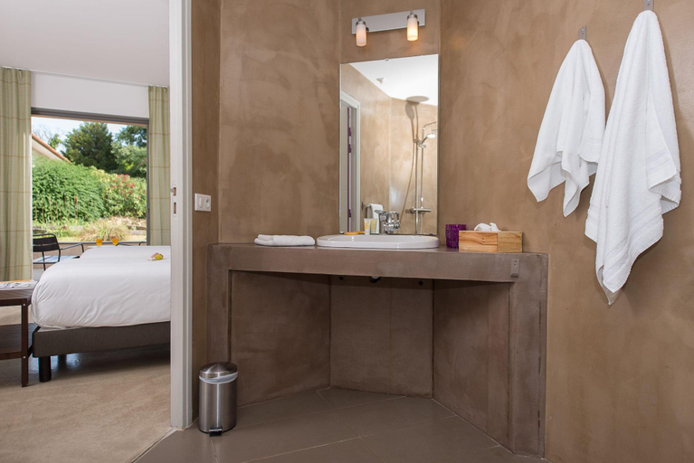 Bathroom 4, Hotel 96, Bouches-du-Rhône