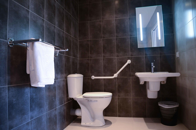 Bathroom 5, Hotel Eisenhower, Calvados
