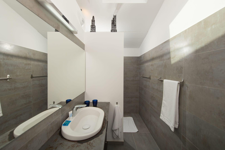 Bathroom 4, Hotel 96, Bouches-du-Rhône