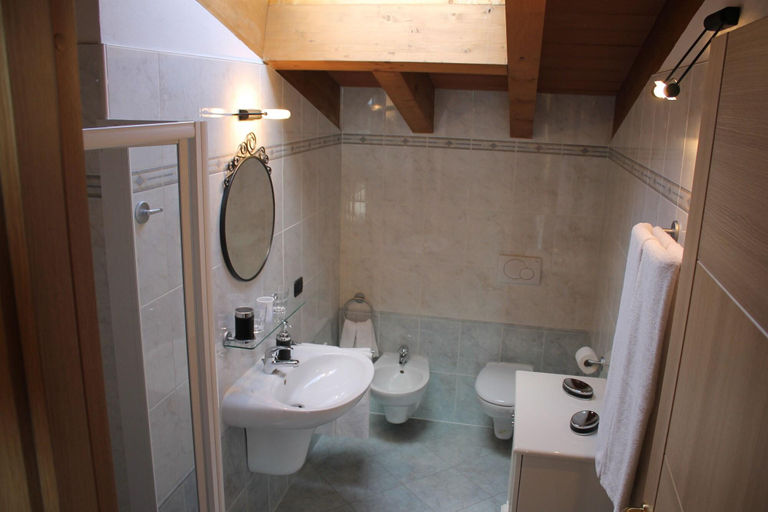 Bathroom 5, LA FOLAGA b&b, Varese