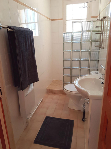 Bathroom 5, Les Plantous de Severo, Dordogne