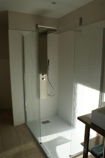 Bathroom 4, Les FREJALS, Aveyron
