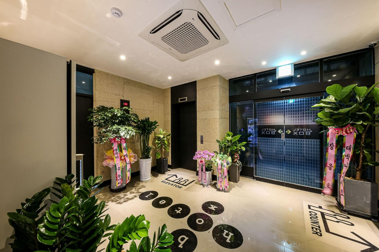 Public Area 2, Hotel Box, Dong