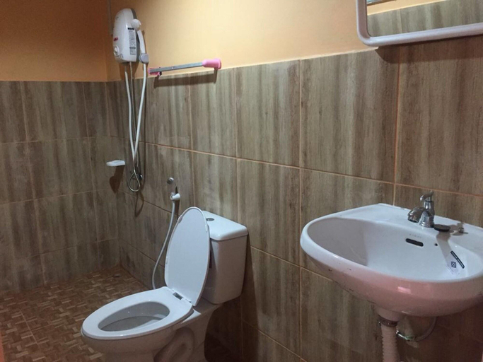 Bathroom 3, Bussaracum Resort, Tha Muang