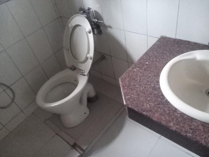 Bathroom 5, Hotel Preethi Palace, The Nilgiris