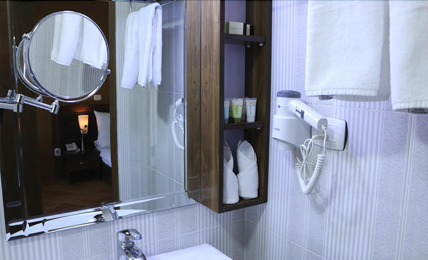 Bathroom 4, Heyday Hotel, Addis Abeba