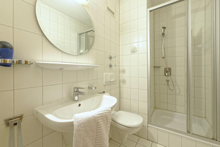 Bathroom 5, Das Gästehaus Unt' am See, Rosenheim