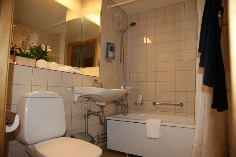 Bathroom 4, Hotel Mölndals Bro, Mölndal